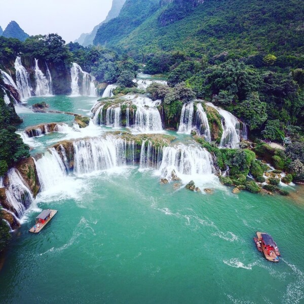 国境の向こうから見た雄大なバンジョック滝の拡大図