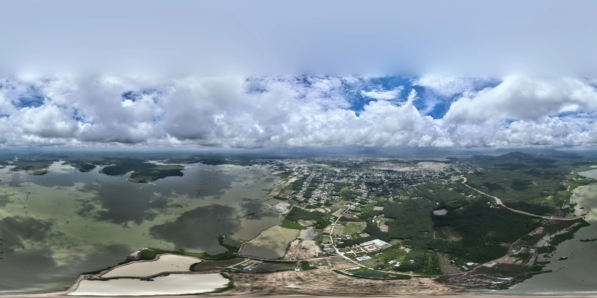 With a large area of ​​up to 1,000 hectares in the dry season and about 3,000 hectares in the rainy season, the lake is called by people with the unique name "Lake Bien Lac", meaning lost sea in the middle of the old forest.