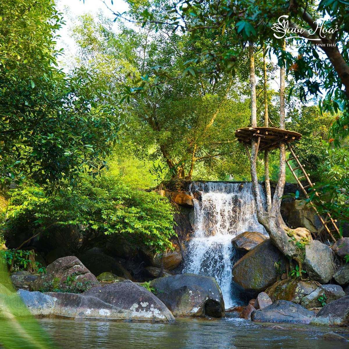 Thác nhân tạo tại khu du lịch Suối Hoa