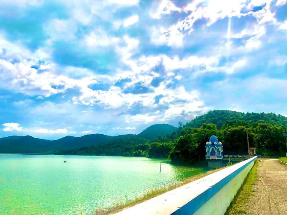 Ca Day Lake is an artificial lake belonging to an irrigation project in Binh Thuan. Recently, the lake is becoming an ideal camping, picnic and eco-tourism destination for local people