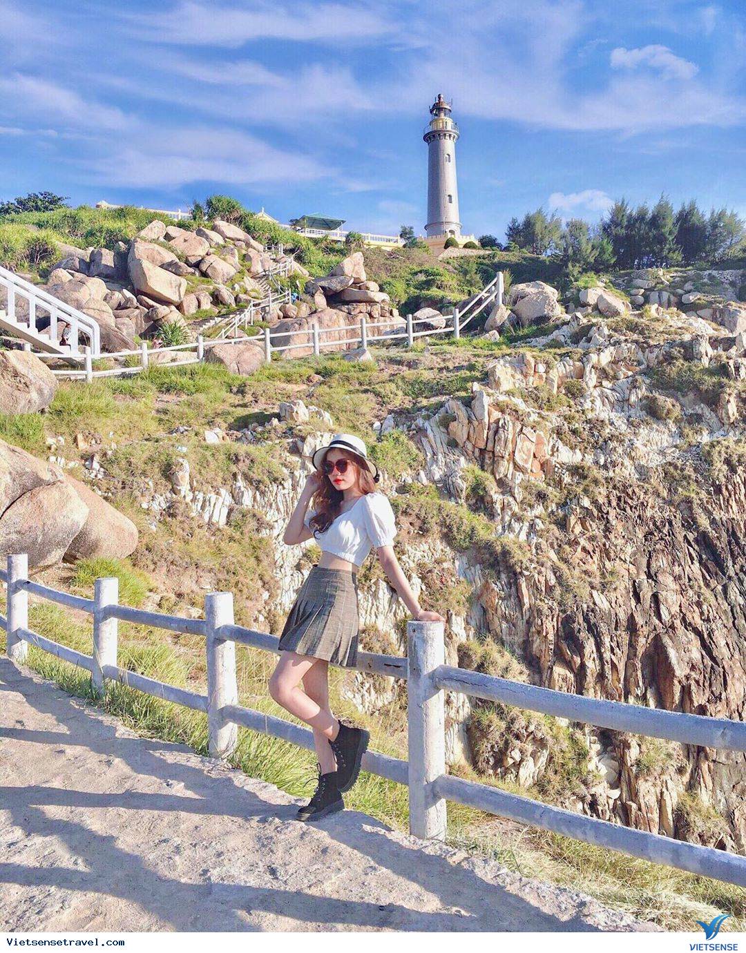 Đi dọc theo bờ biển sẽ trông thấy Hải đăng Đại Lãnh sừng sững giữa đất trời