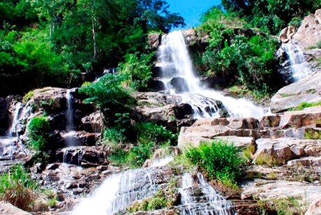 コイ・ト滝を探索する