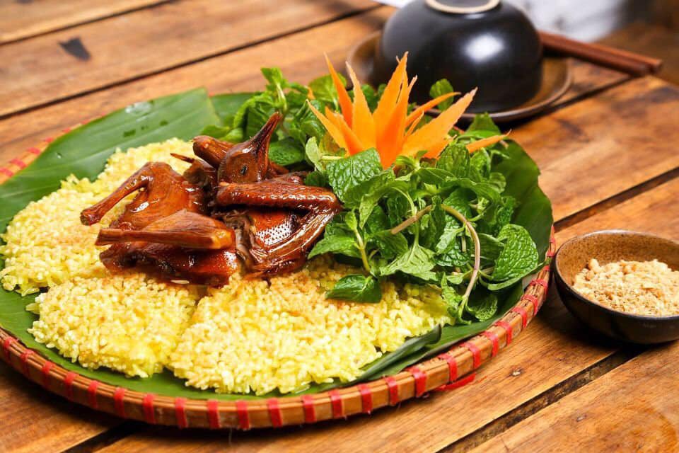 Gà quay Góc Quê kèm xôi và nộm