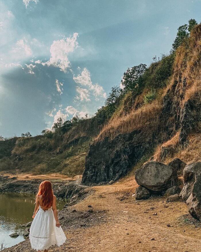 분주한 고지대 도시 가까이에 위치한 플레이쿠 바위산은 이 고지대 도시를 찾는 여행객들에게 매우 인기 있는 체크인 장소가 되고 있습니다.