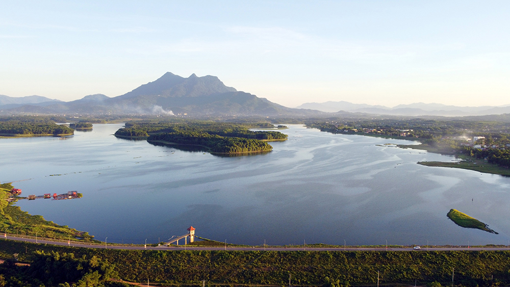 忙しい週の仕事の後に訪問者がリラックスできる静かな休憩所