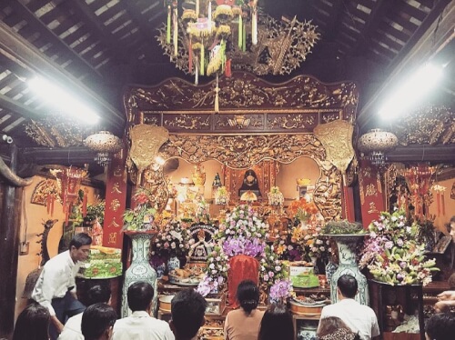 Du khách đến cầu khấn