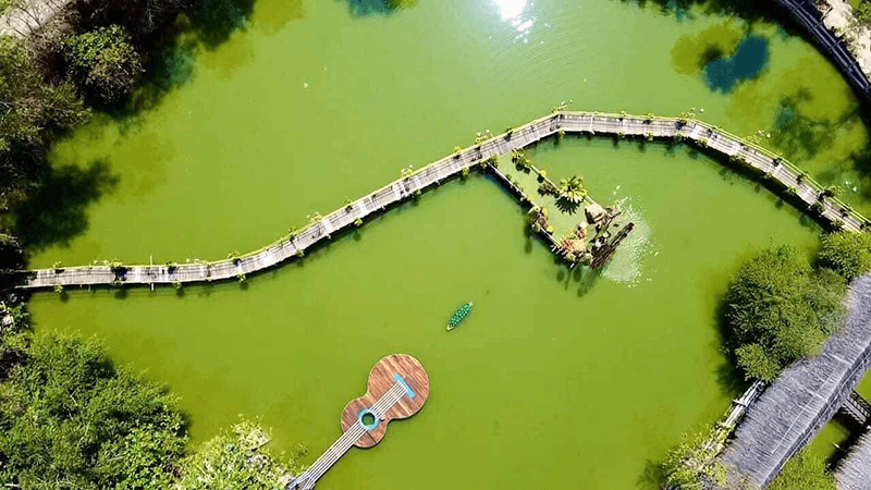 翡翠色の湖に囲まれた観光地