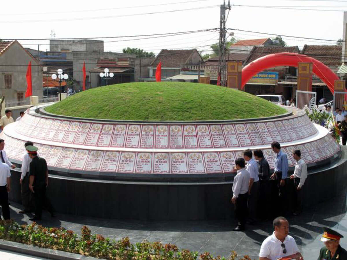 Di tích lịch sử mộ tập thể liệt sĩ sư đoàn Sao Vàng