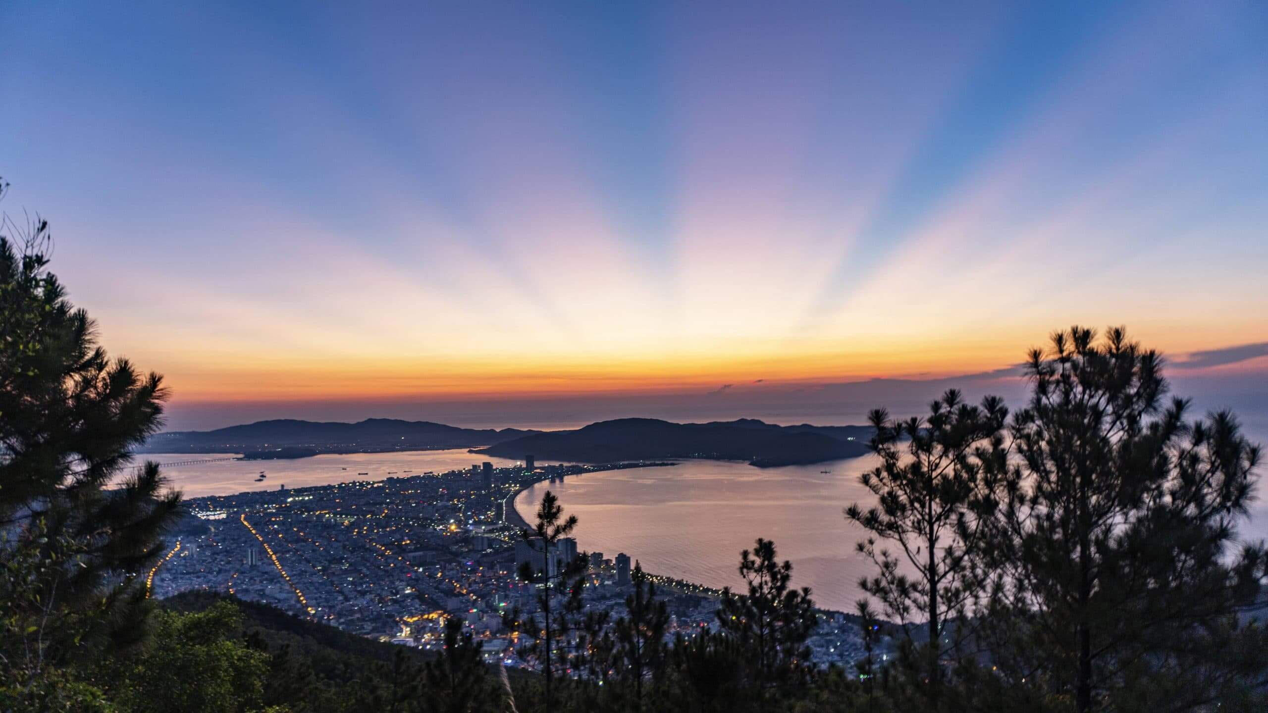 자연을 사랑하고 하늘, 땅, 바다의 탁 트인 아름다움을 탐험하고 싶다면 Vung Chua Quy Nhon 산을 놓칠 수 없을 것입니다.