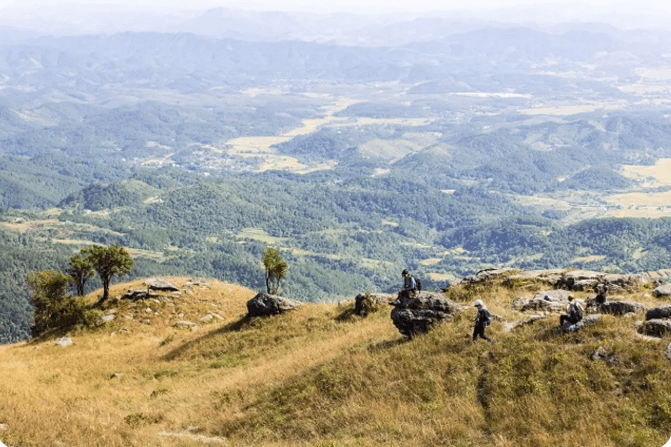 Khung cảnh của Phia Pò hùng vĩ, thơ mộng không kém bất cứ nơi nào.