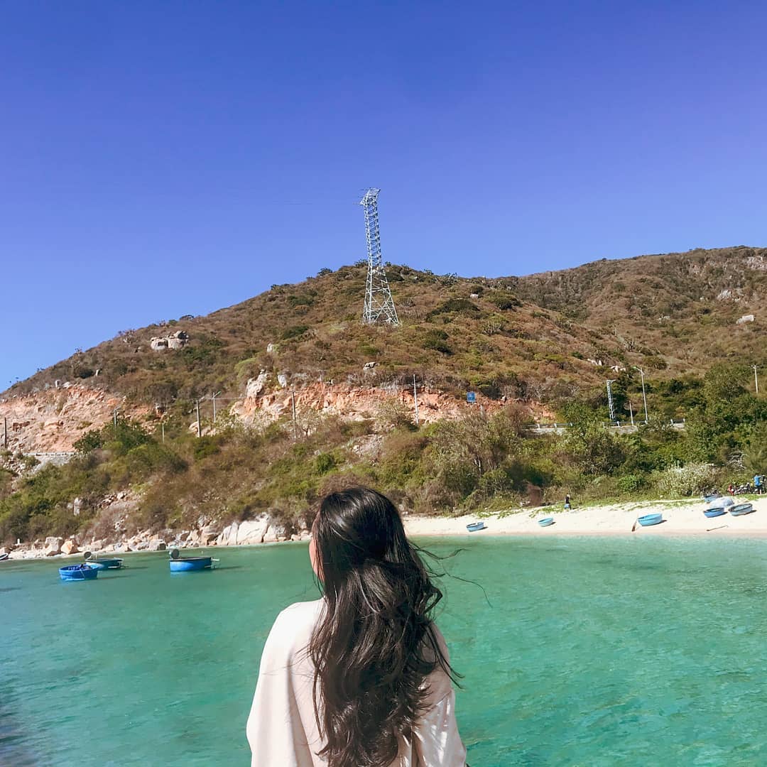 바이킨(Bai Kinh)은 길고 하얀 모래와 맑고 푸른 바닷물이 있는 이상적인 해변으로 수영 활동에 매우 적합합니다.