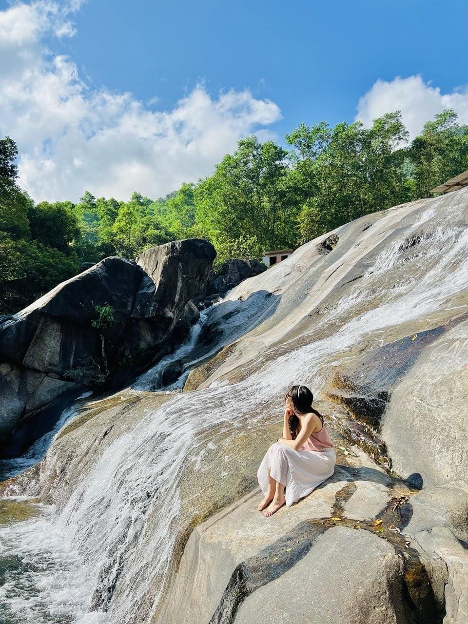 최근 모폭포는 많은 젊은이들이나 어린 자녀를 동반한 가족들이 방문하고 가상생활을 체크인하는 관광지로 자리 잡았습니다.