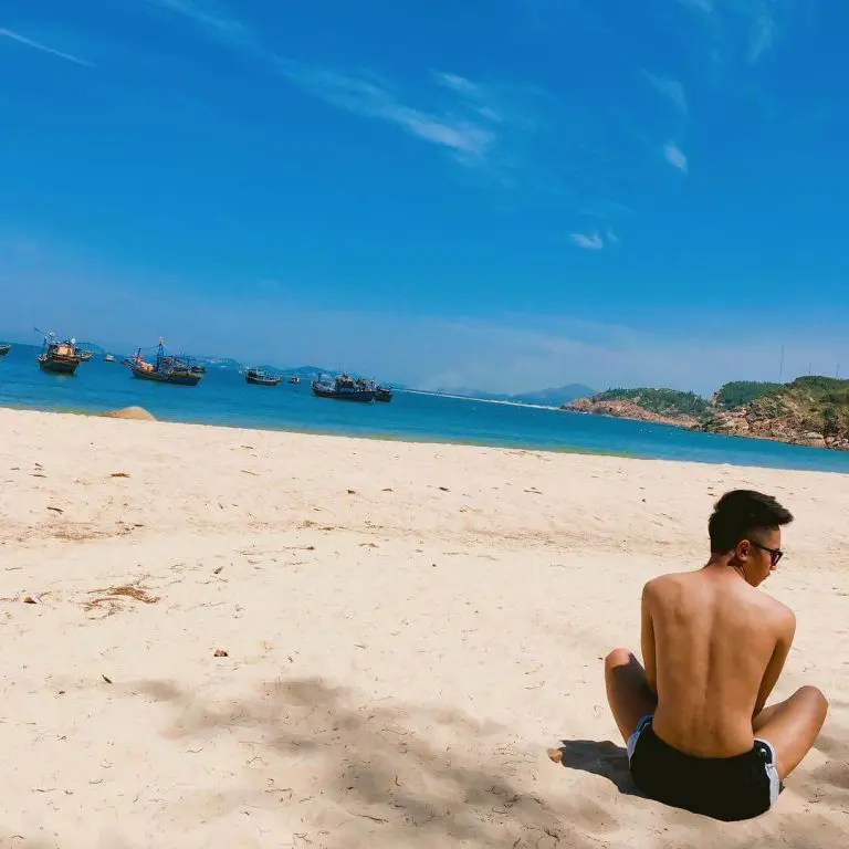 바다에 몸을 담그고 시원한 물과 섞이며 잔잔한 파도를 느낄 수 있습니다.