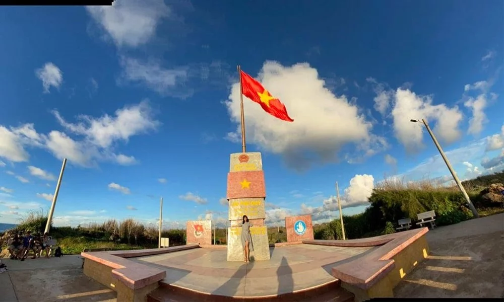 Cột cờ Phú Quý