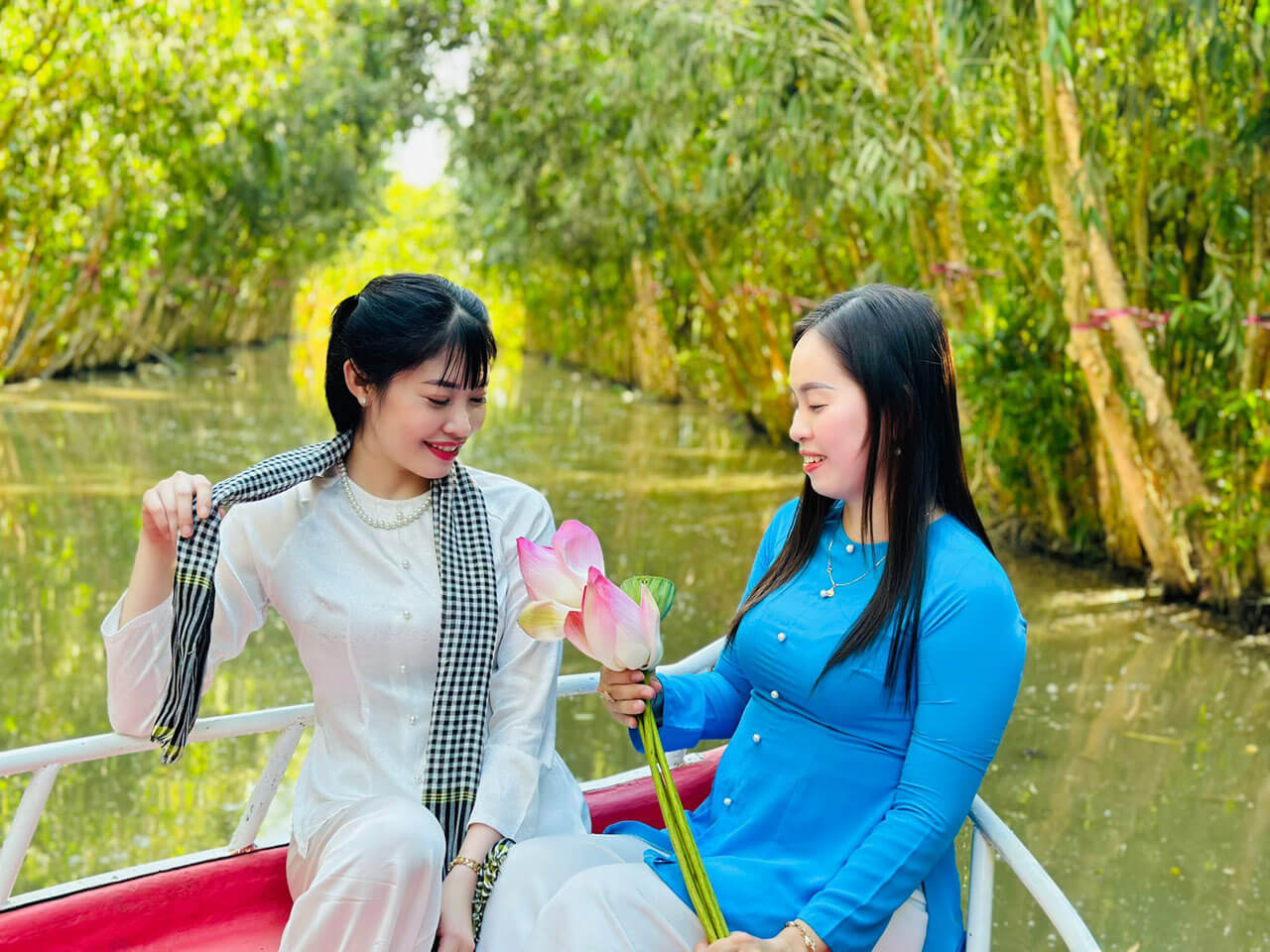 ここのハイライトの 1 つは、運河を通って緑豊かなメラレウカの森にディンギーを漕ぐ体験です。