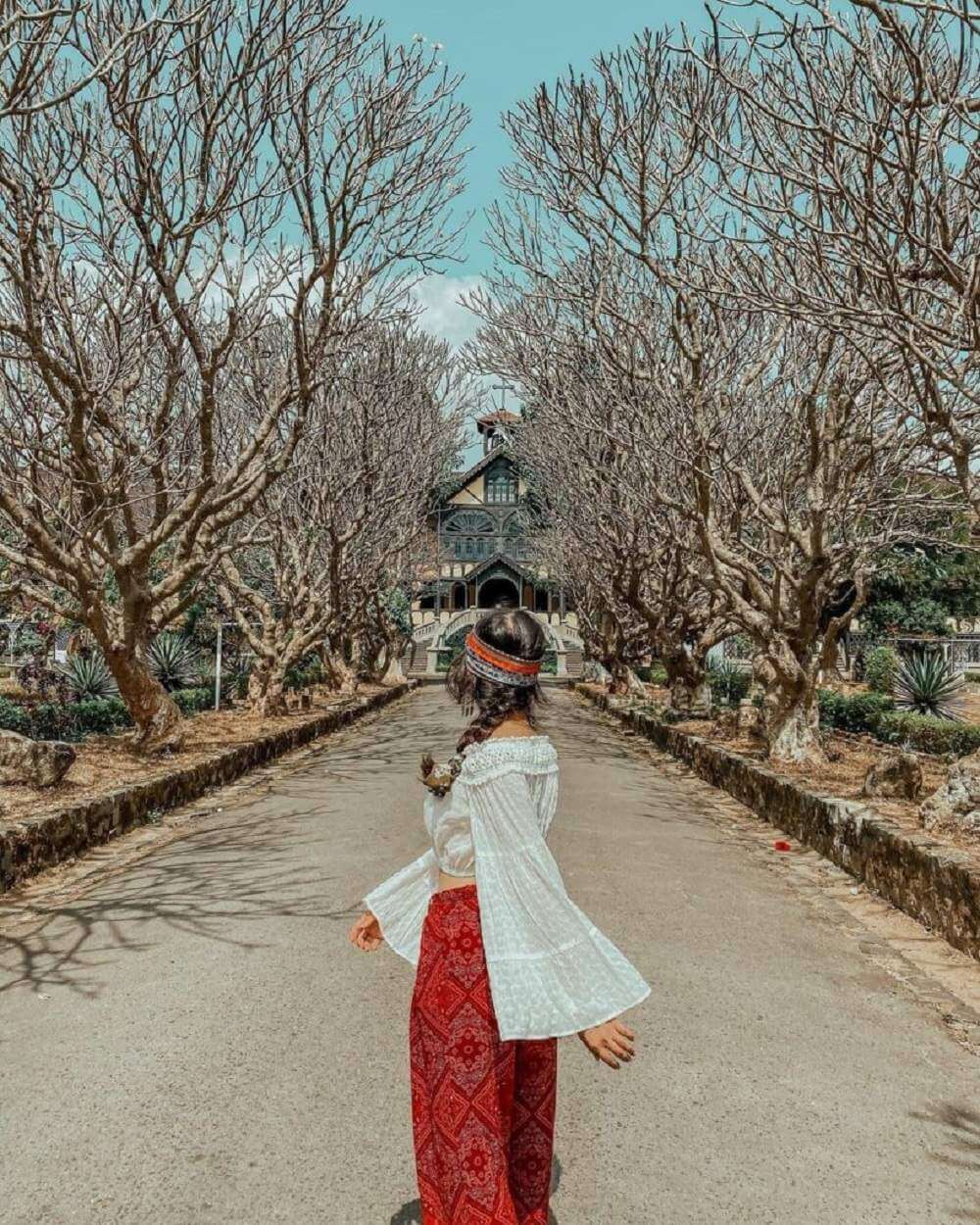 コントゥム司教の宮殿に続く 2 列の葉のない木をチェックすることを忘れないでください。