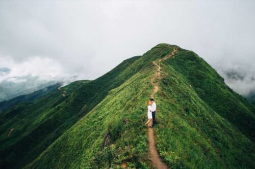 ソンラとディエンビエンの間の超現実的で美しい「恐竜の背骨」道路