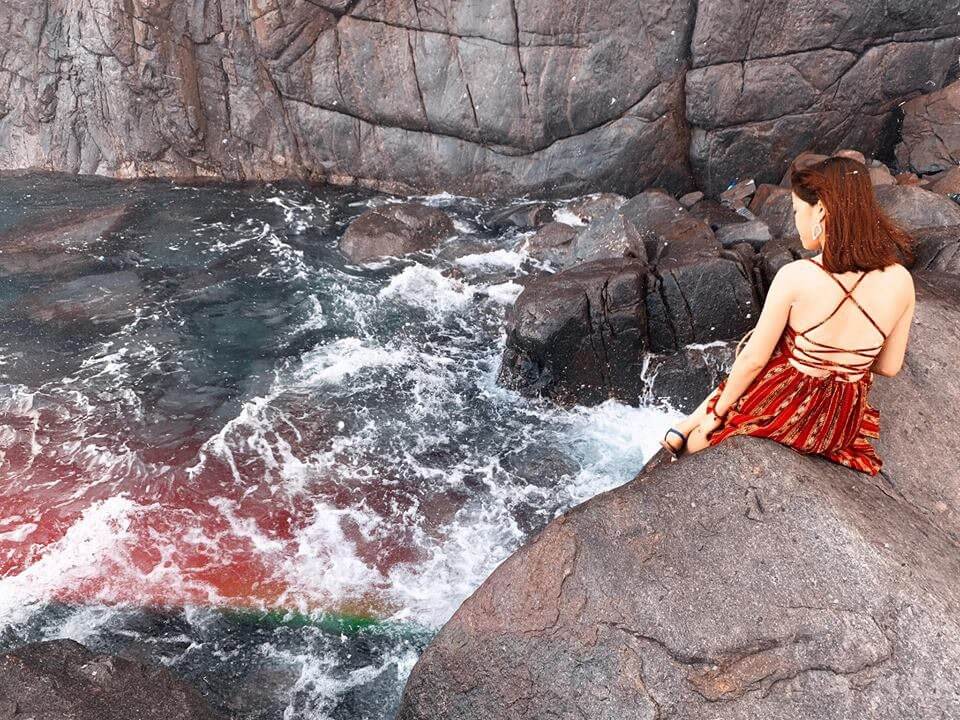 The sea water here is also very clear and clean. In the afternoon, Hang Heo beach becomes a favorite swimming spot for both tourists and locals.