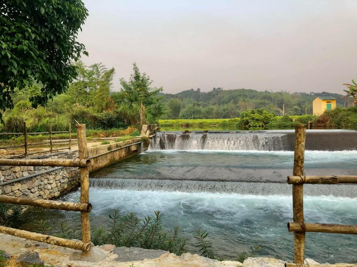 秋には、ナム トゥン川が滑らかに流れ、その川は黄色の葉の上を横切る絹の帯のようです。