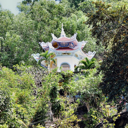 Suoi Do 탑의 영적 아름다움을 발견하십시오