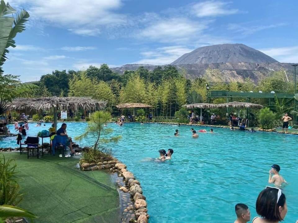 大きな屋外スイミングプール