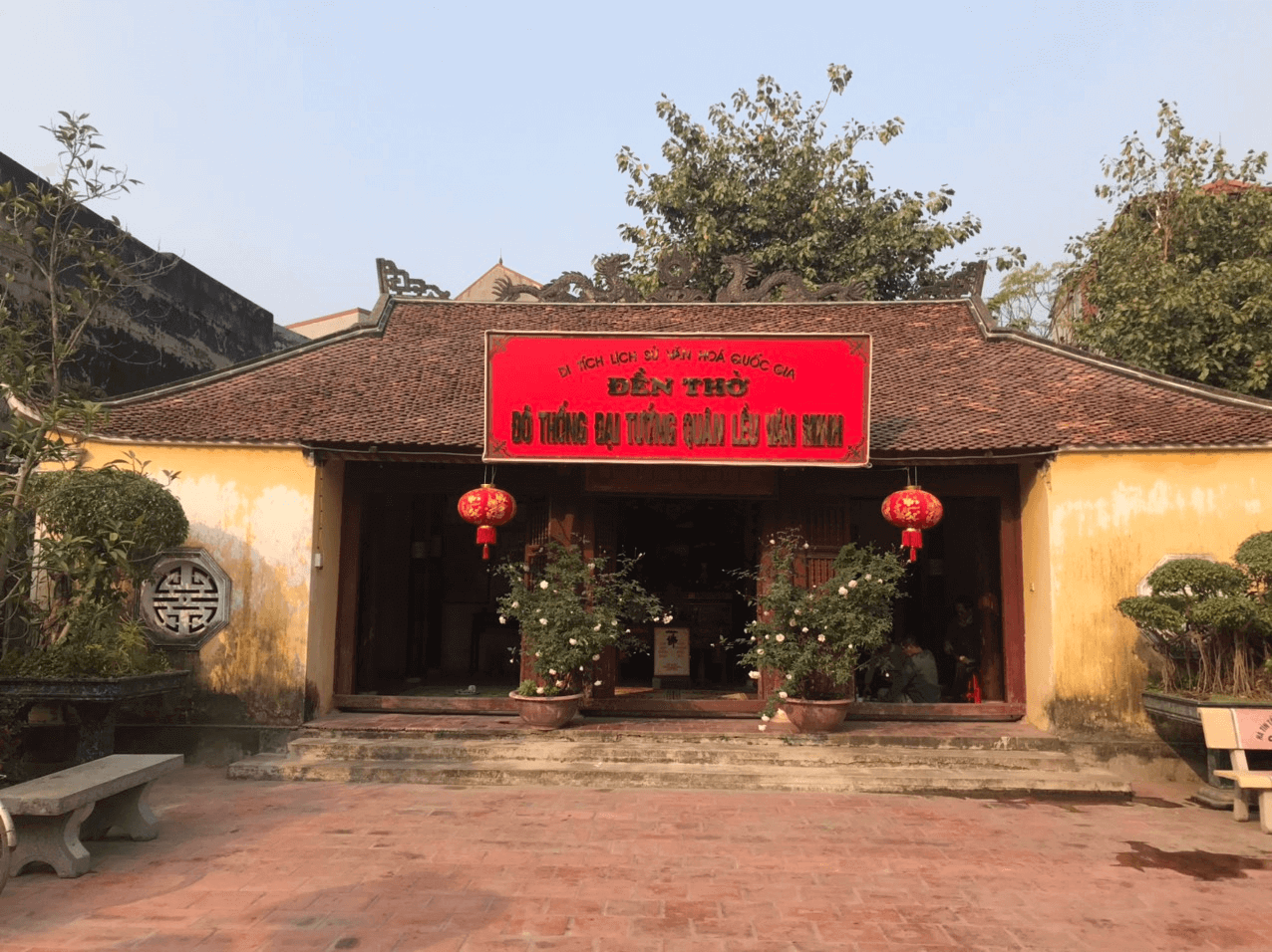 ヴァン ミン テント寺院と墓