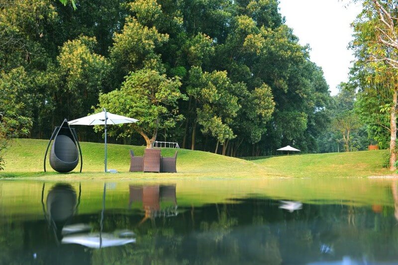 ドンモ湖は、一年を通してそれぞれの季節を通して独特の美しさを持っています