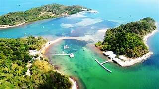 キエンザンの海の真ん中に遊歩道があるスリーホンダム