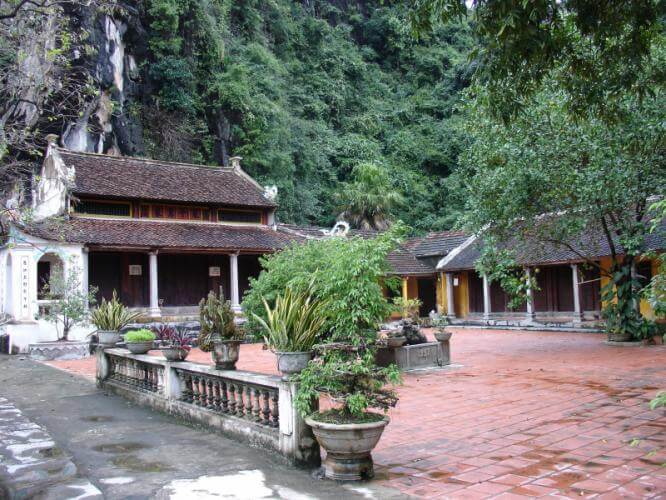 Bước Vào Chùa Bàn Long: Khám Phá Không Gian Linh Thiêng và Hùng Vĩ