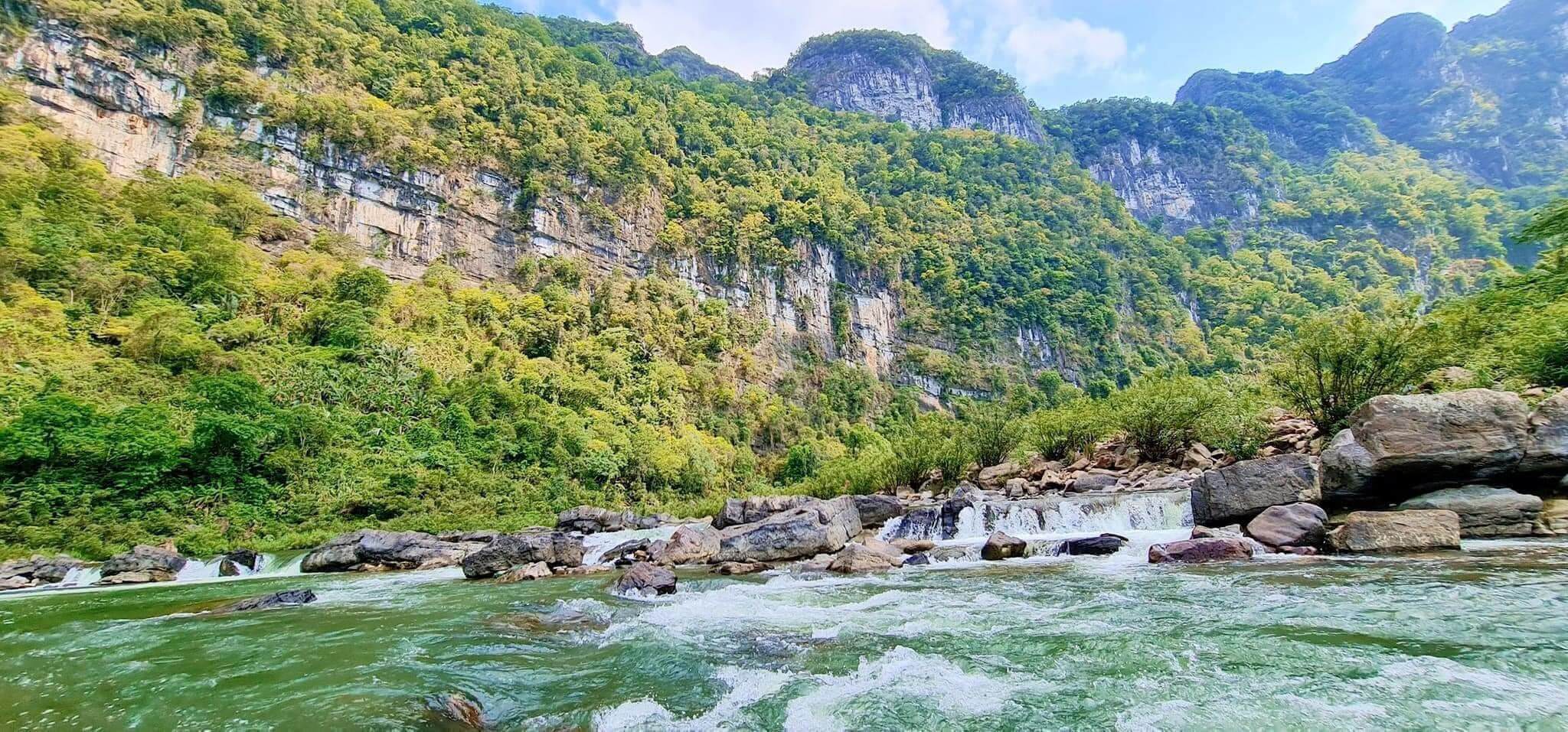 白い泡が立つ滝はとても美しいです