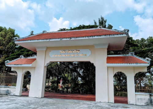 Vinh Hung 고대 탑 유적지의 문