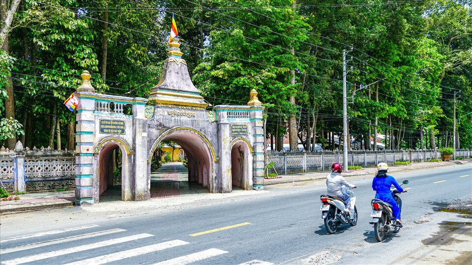 3 つの門はいずれも厚さ 12 メートルの壁で堅牢に造られており、門の中に立っているとまるで石の洞窟にいるかのような臨場感を味わえます。