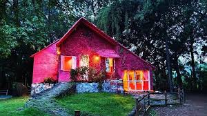 緑の森とどこまでも続く芝生に囲まれた静かな空間があり、訪れる人々に新鮮な景色を提供してくれる観光地です。