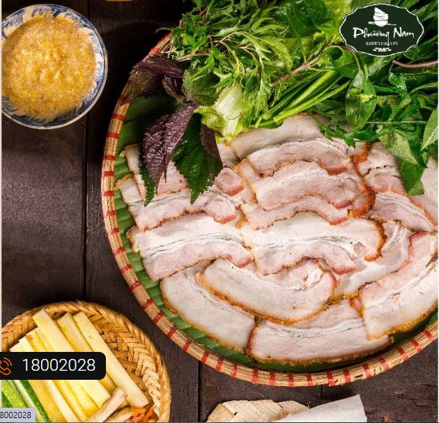 산나물과 삼겹살을 곁들인 수분 건조 라이스페이퍼