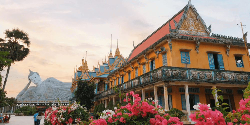 ソクチャンは塔と塔の首都として知られています。クメール族の文化的および宗教的活動の場であることに加えて、パゴダは南西部地域を探索する旅行者にとって見逃せない目的地でもあります。