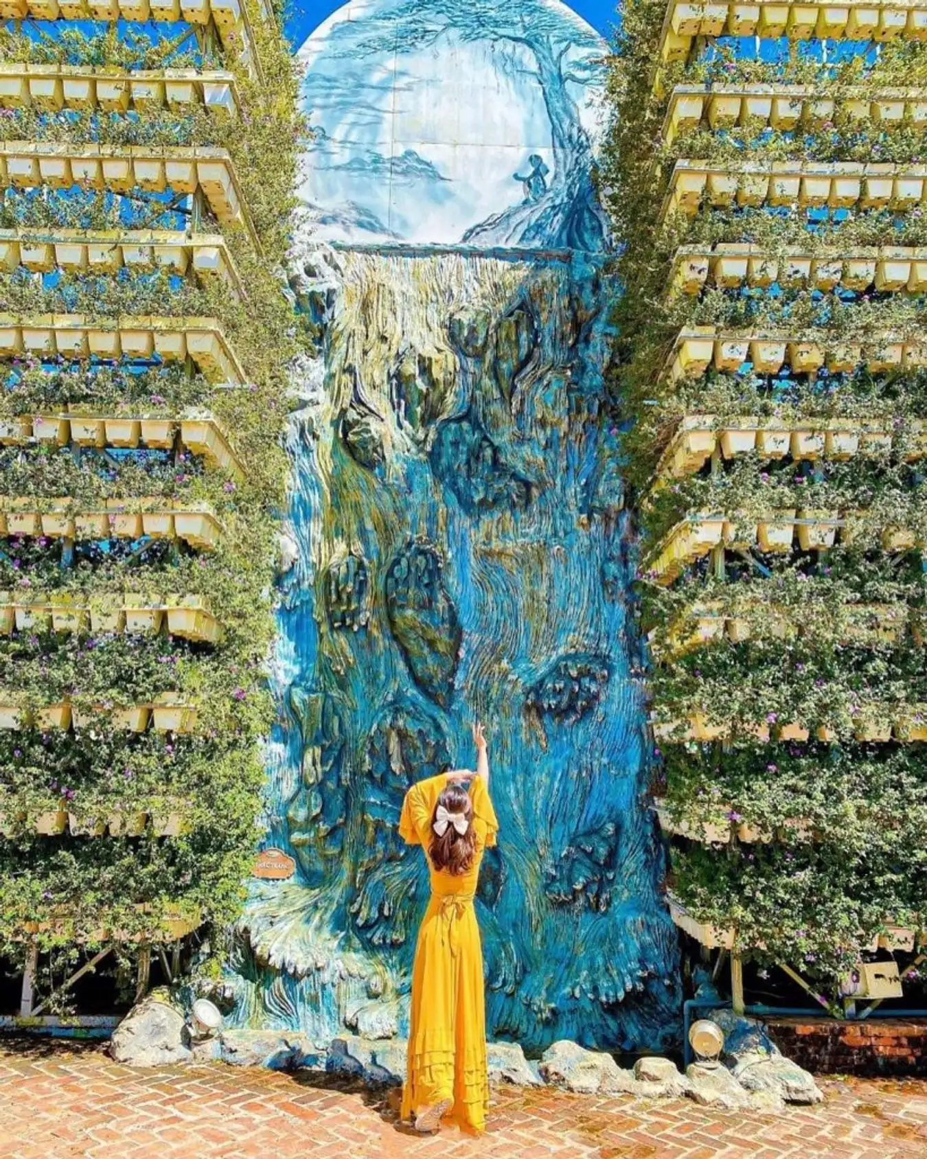 幻想的な月の流れは若者必見の写真スポットです。