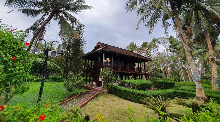 カマウ鳥園の総面積は約4.5ヘクタール。この場所には 10,000 羽以上の鳥や動物が生息しています。