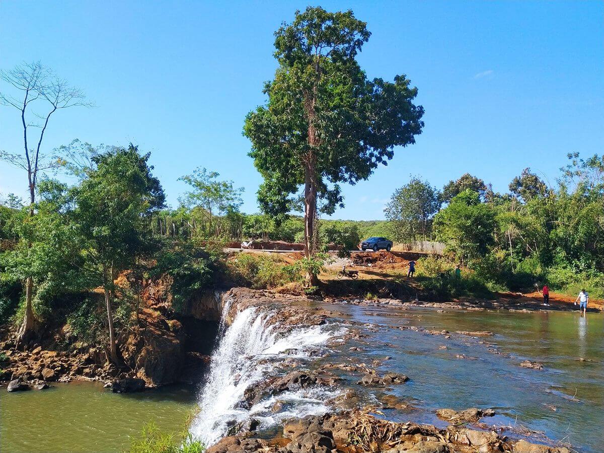 ダクマイ滝はビンフックのかなり辺鄙なエリアにあるため、その本来の野生的で静かな美しさを今でも残しています。