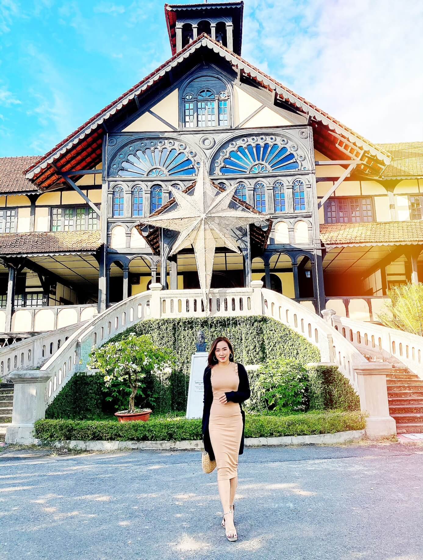 コントゥム司教宮殿をいつ訪れても、その威厳を感じることができます。