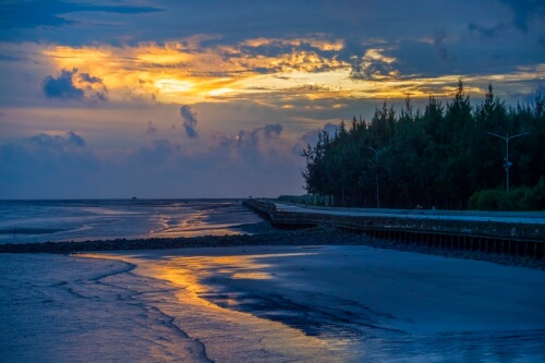 カイロンビーチ - カマウ岬の美しい海と空に佇む「隠れた真珠」