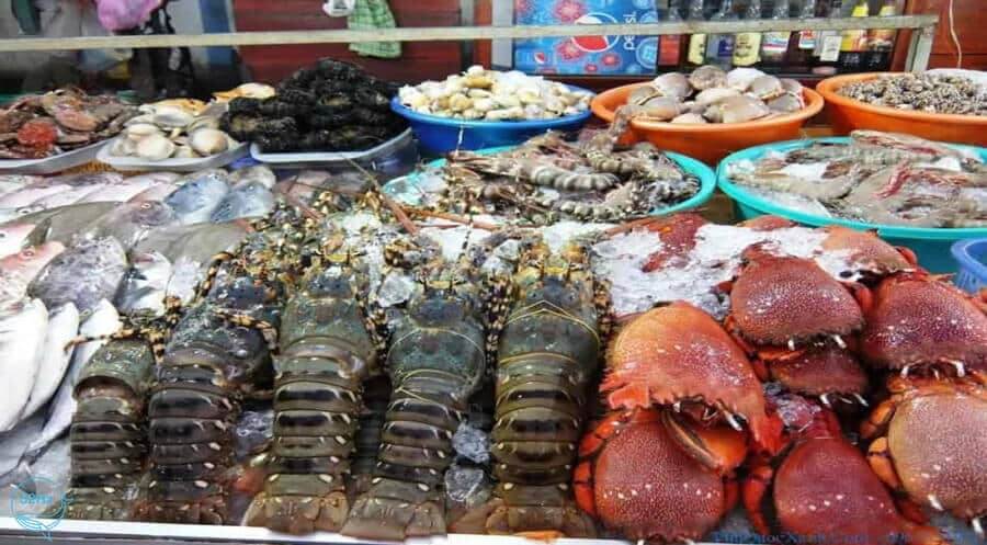 Nha Trang night market sells many seafood dishes.