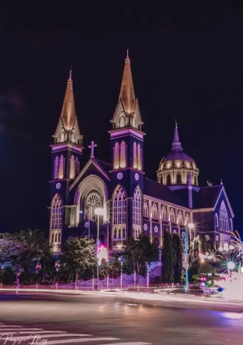 フークオン大聖堂 - ビンズオンで最も美しく、夜はお城のように輝きます