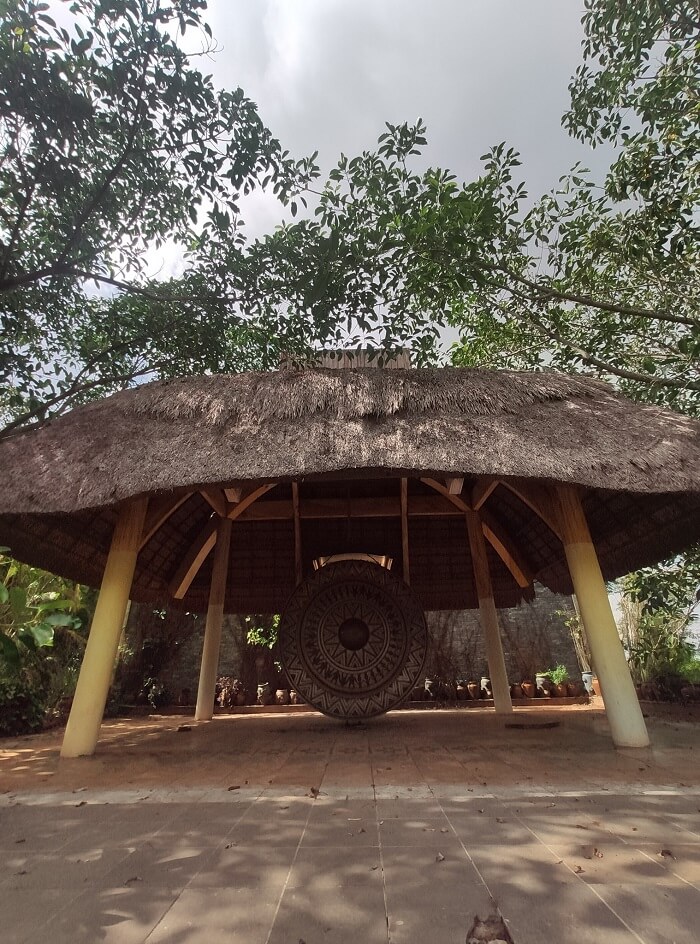 중부고원의 문화적 정체성은 동산(Dong Xanh) 공원에 전시된 베트남 최대 규모의 청동 징을 통해 명확하게 표현됩니다.