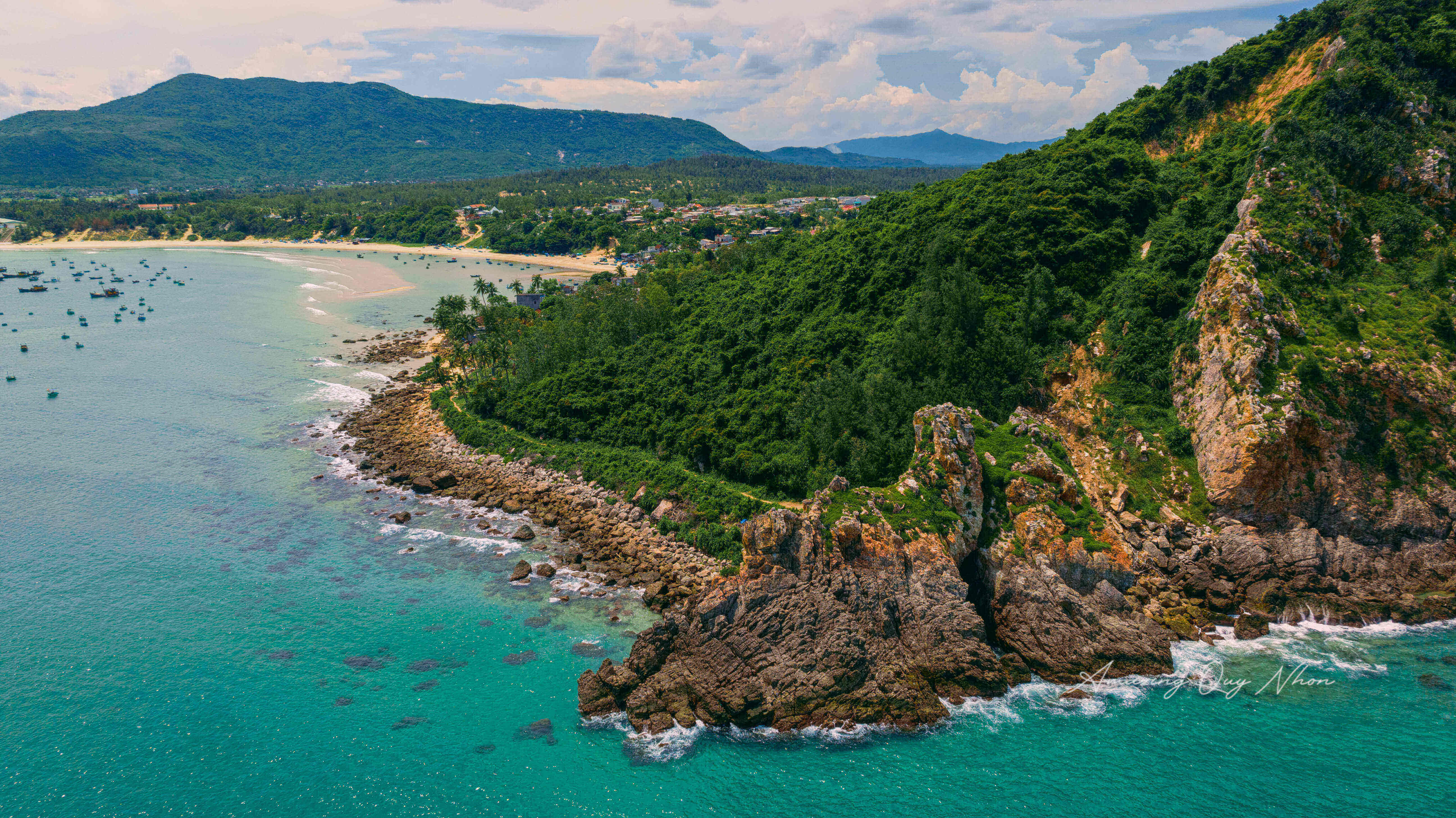 ビンディンでは、海に突き出た龍の形をした山頂が観光客を魅了しています。