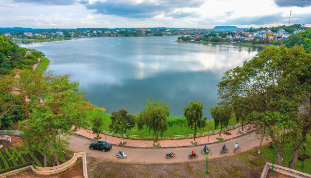 西岳ミル湖は、新鮮な空気と詩的な風景が多くの人々を魅了することで有名です。