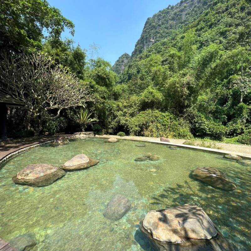 Khu du lịch suối khoáng Kim Bôi.