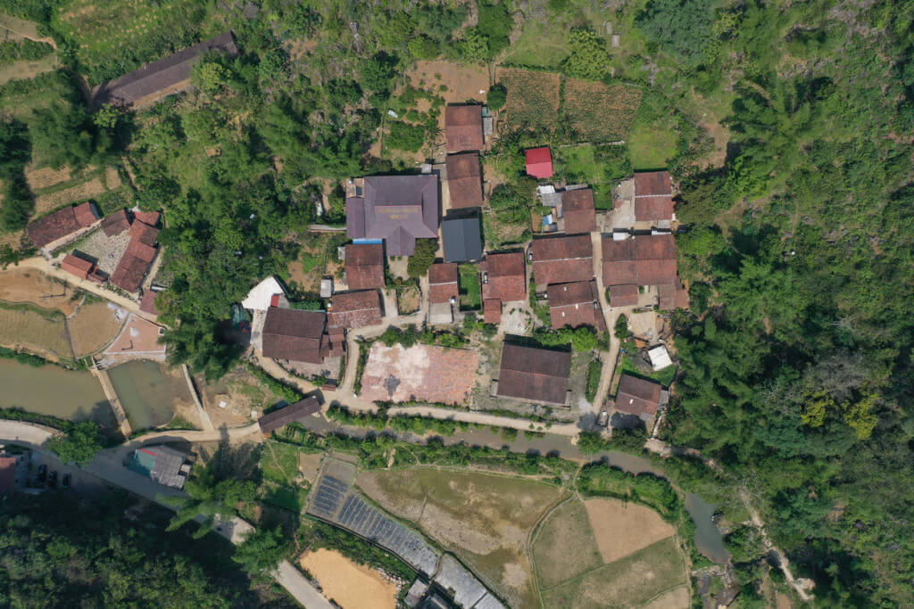 上から見た石造りの村のパノラマビュー。