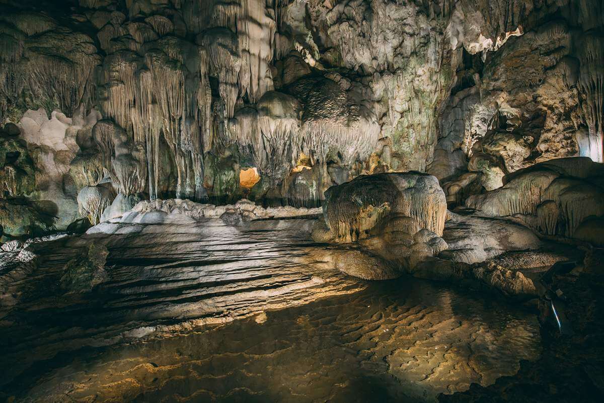 ティエン クン洞窟に来たら、輝くクリスタルのシャンデリアのような、さまざまな形の鍾乳石や石筍のシステムに圧倒されることでしょう。