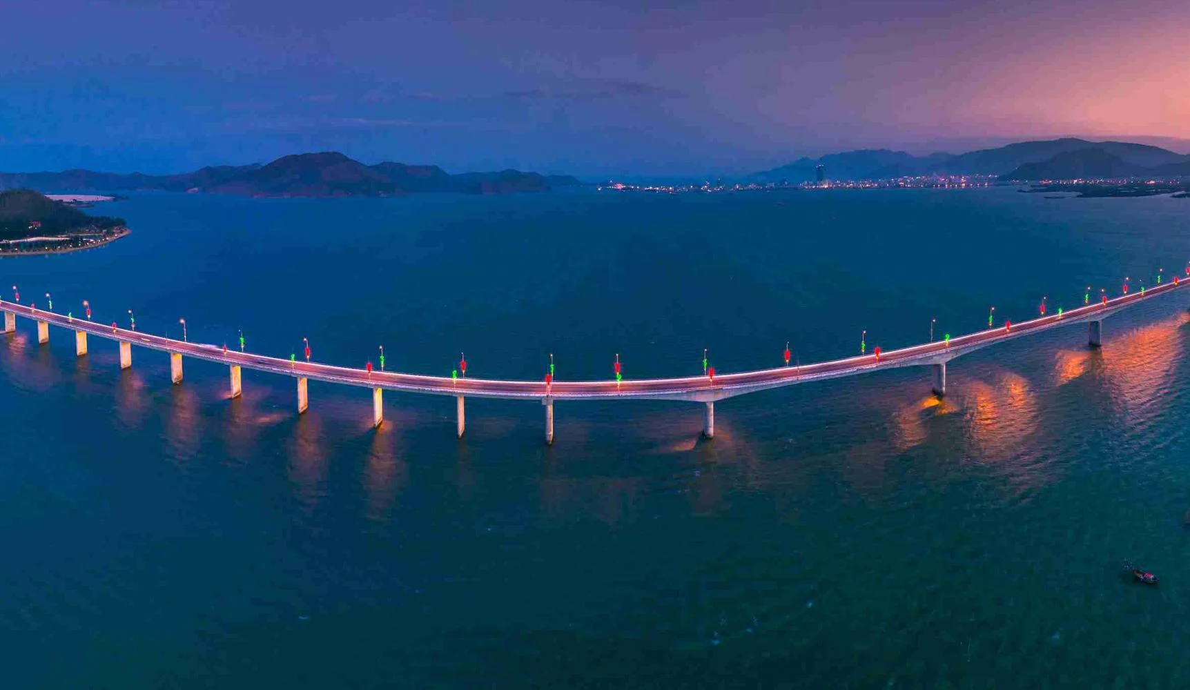 티나이 다리는 베트남에서 가장 긴 바다를 건너는 다리 중 하나입니다.