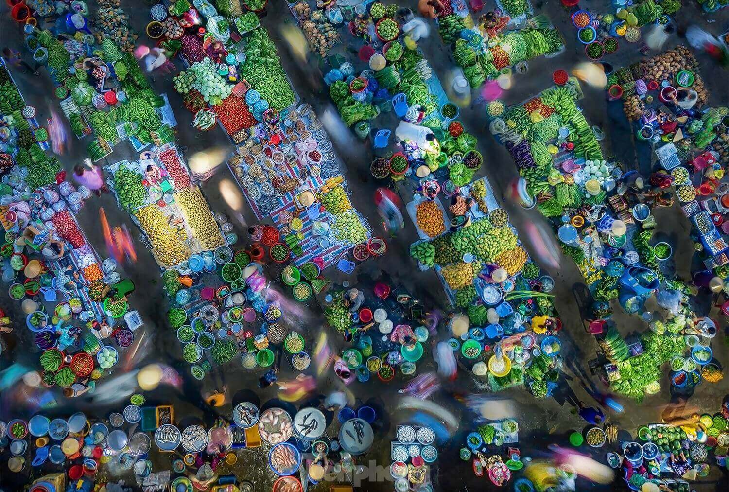 ハウザンの「不法占拠」市場の色彩